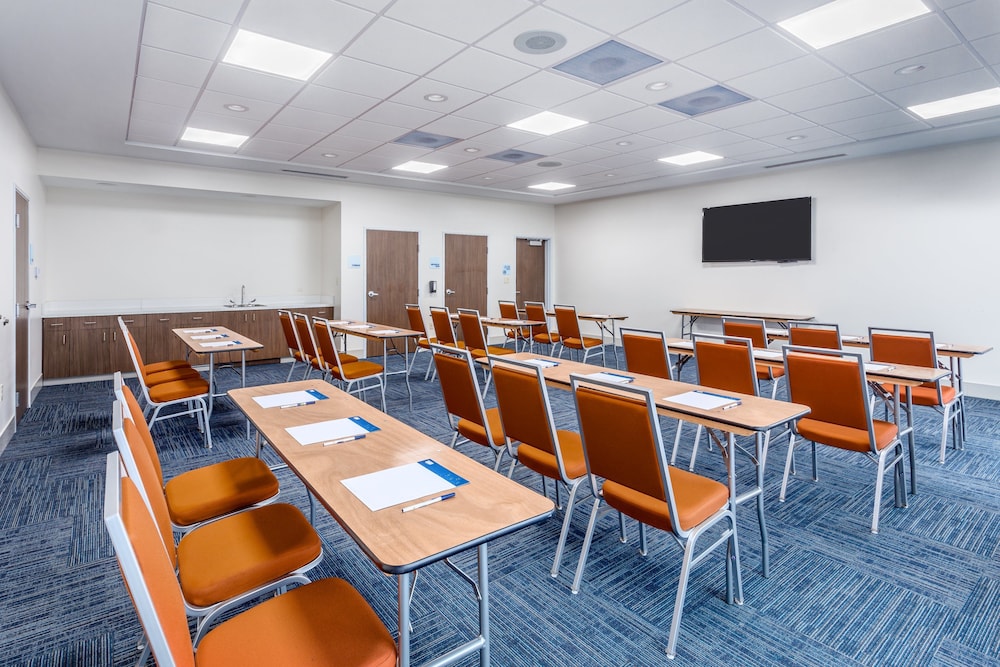 Holiday Inn Express & Suites Hammond by IHG - photo 44