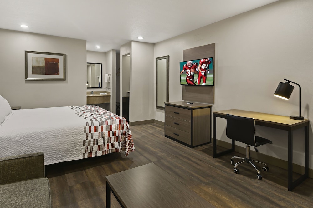 Red Roof Inn & Suites Irving DFW Airport South - photo 17