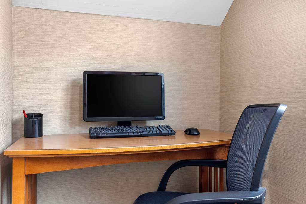 Econo Lodge Milwaukee Airport - photo 11