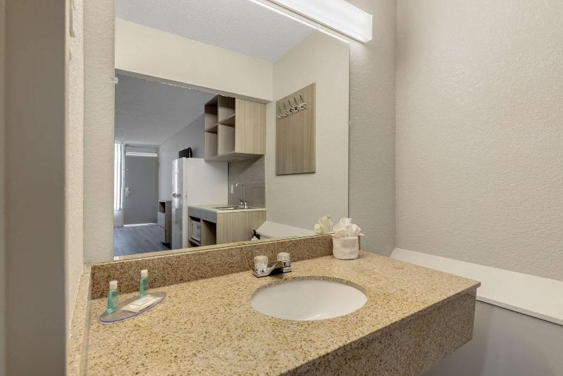 Suburban Studios Pueblo North - photo 10
