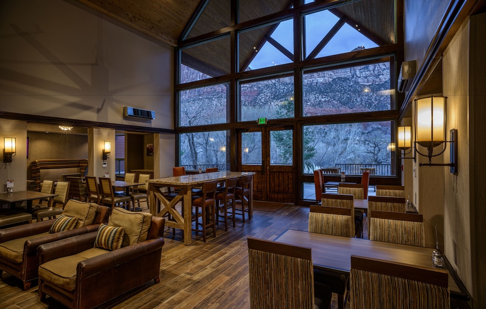 Holiday Inn Express Springdale Zion National Park Area an IHG Hotel - photo 2