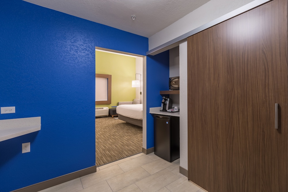 Holiday Inn Express and Suites San Marcos South by IHG - photo 11