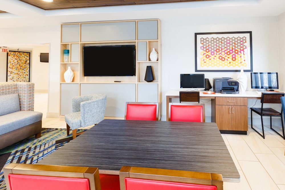 Holiday Inn Express & Suites Shelbyville by IHG - photo 7
