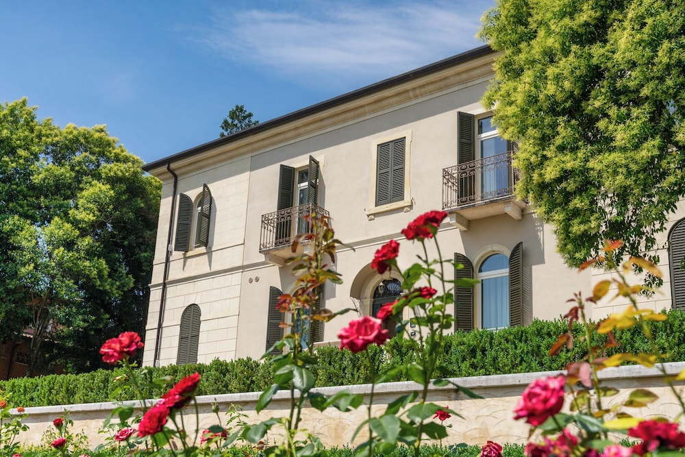 Villa Dafne Valpolicella B&B Adults only no smoking no pets — 4-Star Luxury Hotel in Sant'ambrogio Di Valpollicella, Italy