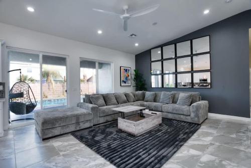Vegas Oasis Close 2 Strip Private Hot Tub & Heated Pool