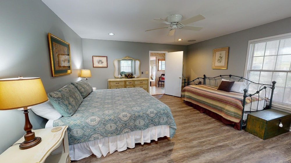 2nd Avenue by Tybee Vacation Rentals — 4-Star Luxury Hotel in Tybee Island, United States