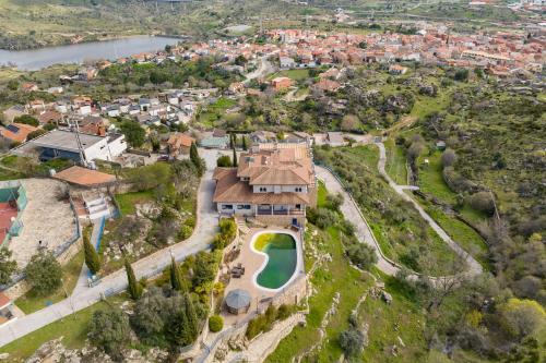 Mansión con Jacuzzi a 40 grados gran piscina y Pádel — hotel in El Tiemblo