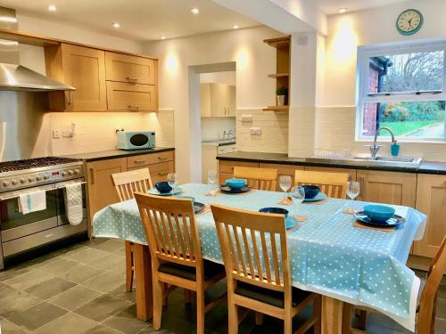 Lyndale House Exclusive use self catering fpventures Stroud — 4-Star Luxury Hotel in Stroud, United Kingdom