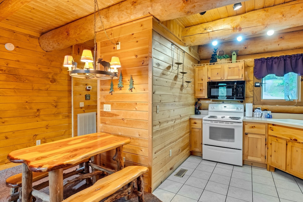Star Views Secluded W mountain Views 2 Bedroom Cabin by Heavenly Views Resort - photo 9