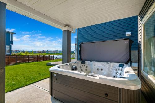 The Ultimate Getaway with Central AC 3 King Beds Hot Tub Pool Table and More - last minute hotel in Unknown City