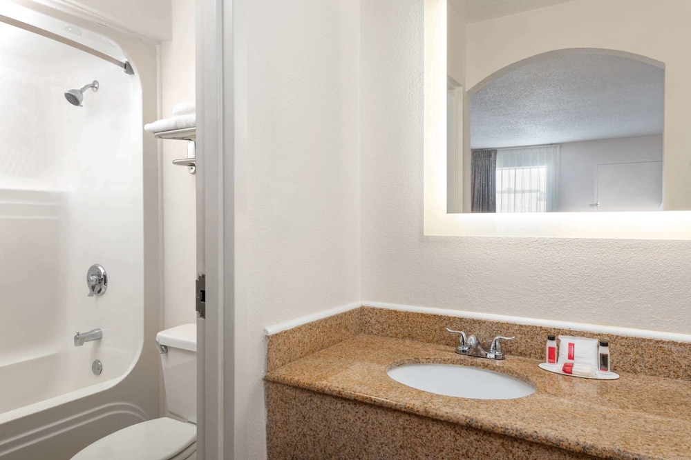 Howard Johnson by Wyndham Rock Hill - photo 12