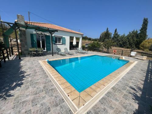 Villa Varkoula — 4-Star Luxury Hotel in Lixouri, Greece