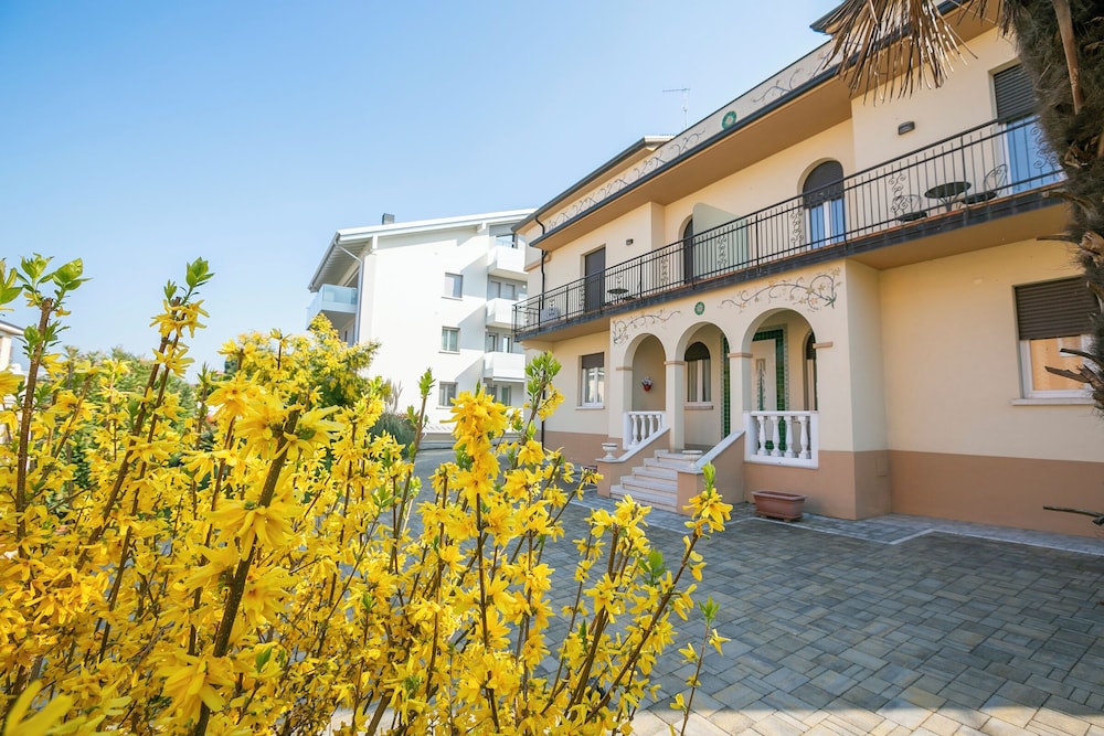 Villa Mimosa Appartamento 5 Happy Rentals — 4-Star Luxury Hotel in Desenzano Del Garda, Italy