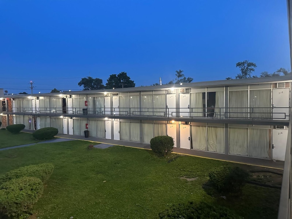 Americas Best Value Inn Rockford - photo 2
