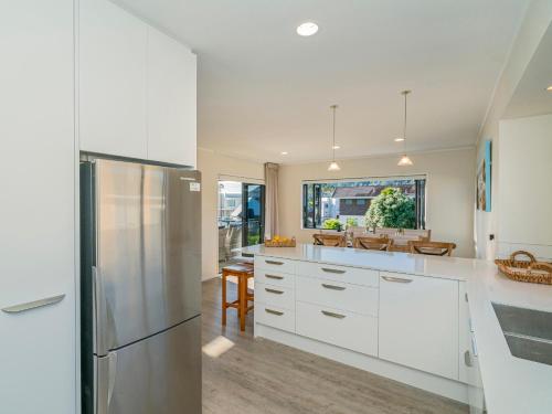 Harbour View Whangamata Holiday Home — 4-Star Luxury Hotel in Whangamata, New Zealand