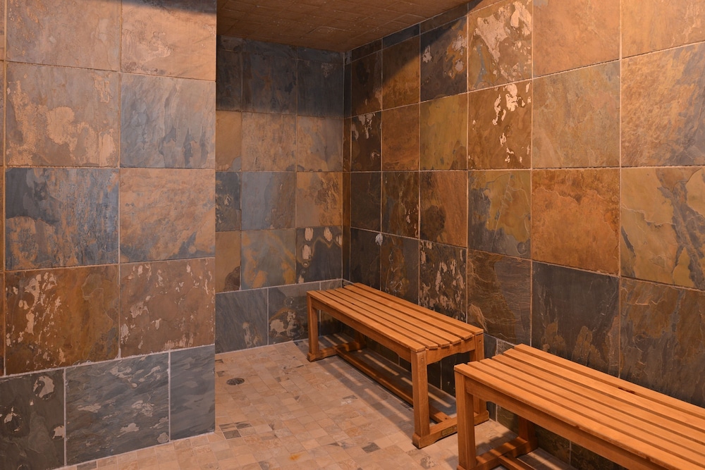 Majestic Inn & Spa - photo 58