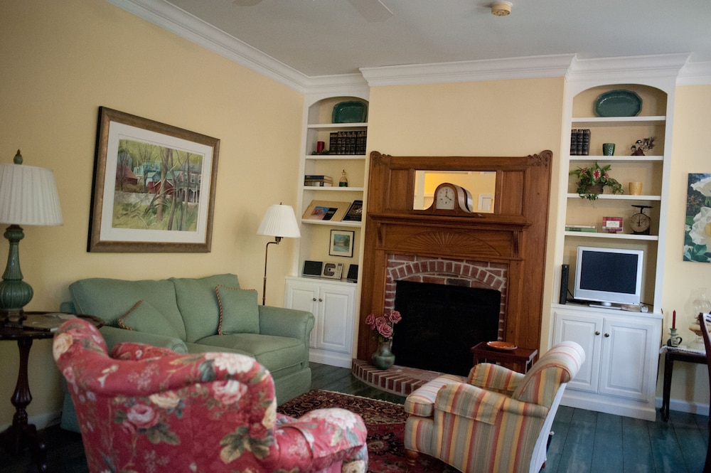 The Green Tree Inn - photo 40