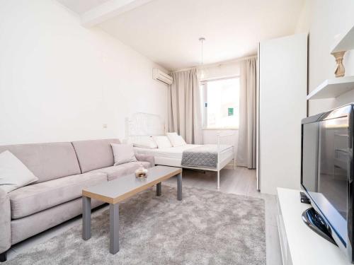 Apartment Larissa Studio Apartment with Terrace and Partial Sea View