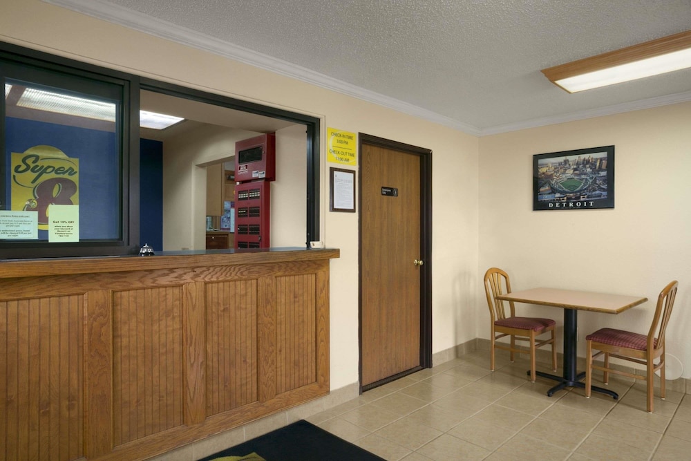 Super 8 by Wyndham Saginaw - photo 2