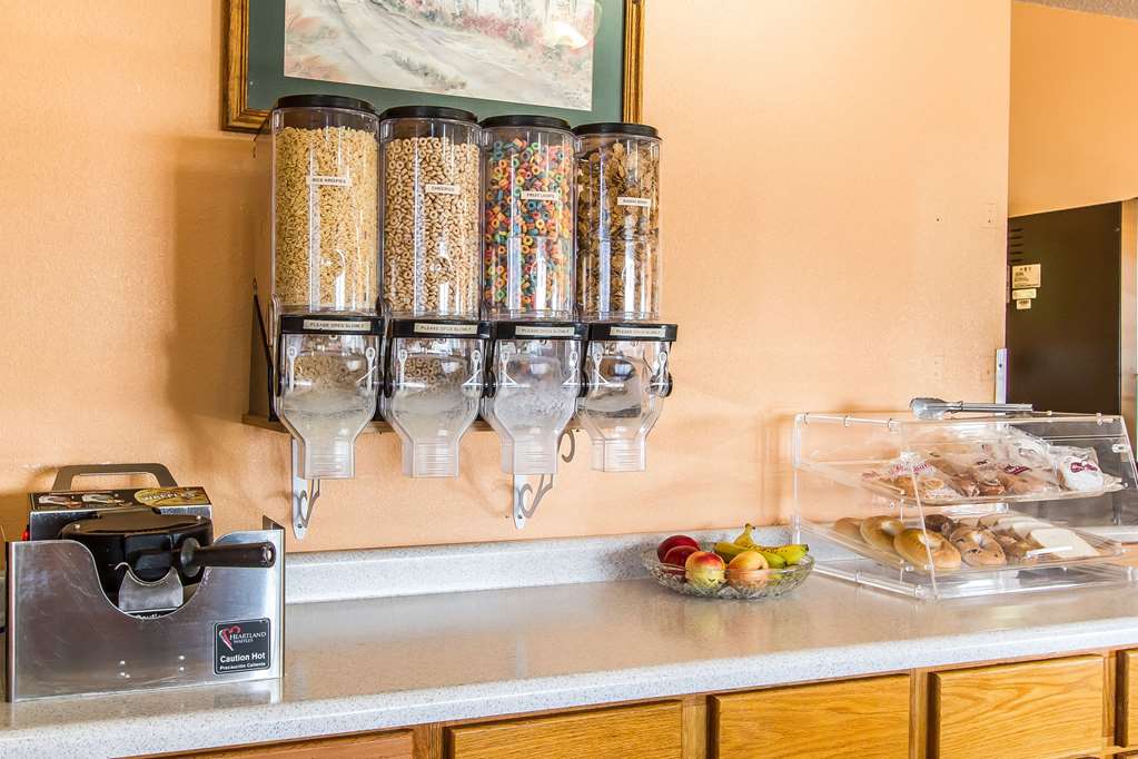 Econo Lodge Inn & Suites Pekin Peoria Area - photo 33