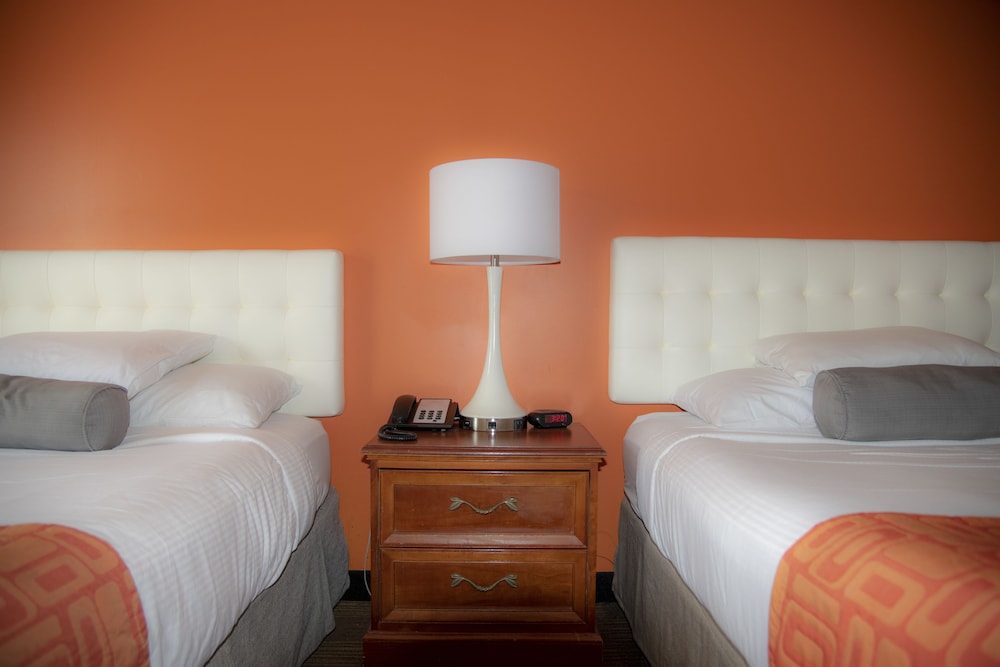 Howard Johnson Hotel & Suites by Wyndham Allentown Dorney - photo 7