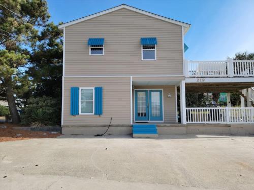 Steps to Beach 2BR 2BA duplex — 4-Star Luxury Hotel in Atlantic Beach, United States