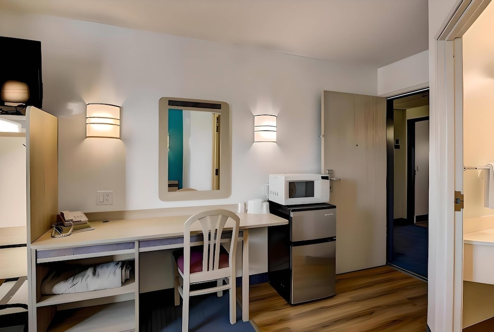 Econo Lodge Menomonie - photo 47