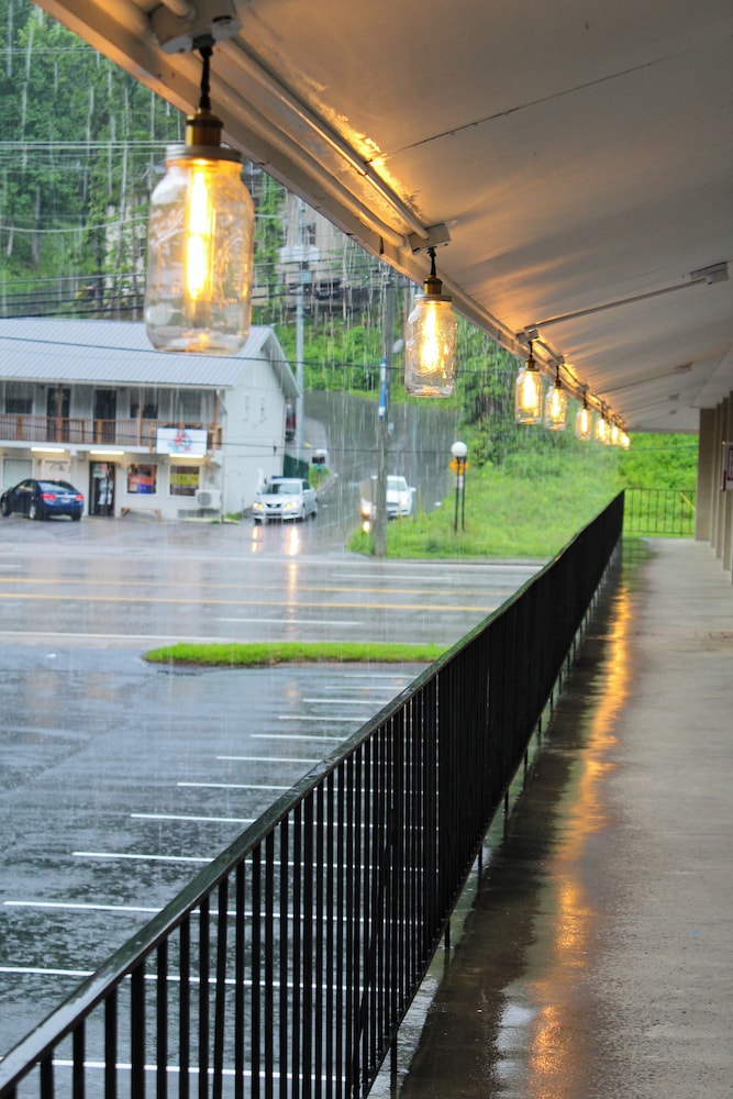 Sleepy Bear Motel - photo 19