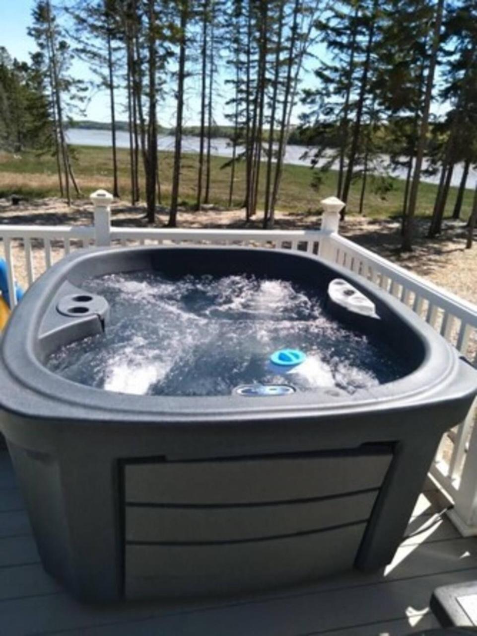 Waterfront Family & Pet Friendly Home with Hot Tub Sandpiper Shores — 4-Star Luxury Hotel in Gouldsboro, United States