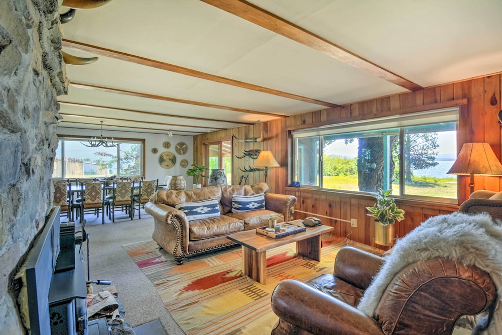 Scenic Lake Almanor Home with Mountain Views — 4-Star Luxury Hotel in Westwood, United States