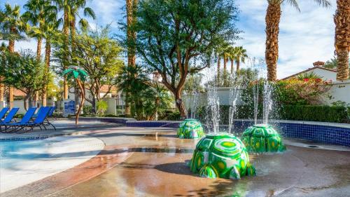 LV029 Spacious Upstairs Studio near Pool Hot Tub — 4-Star Luxury Hotel in La Quinta, United States