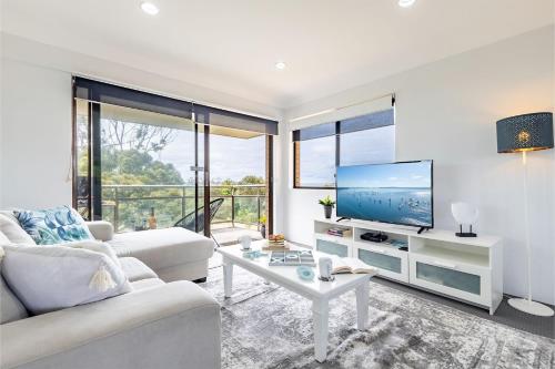 Intrepid 11 Absolute Beachfront Bliss — 4-Star Luxury Hotel in Hawks Nest, Australia