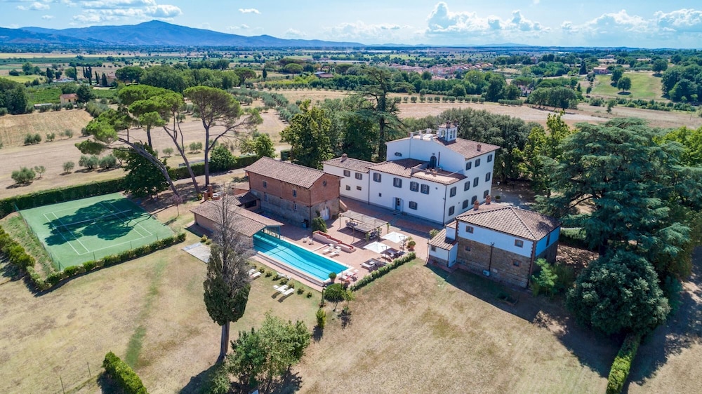 Antica Villa Merelli 24 Emma Villas — 4-Star Luxury Hotel in Monte San Savino, Italy