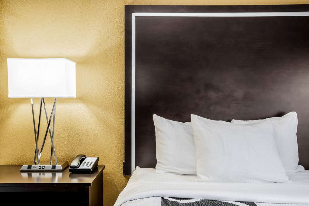 La Quinta Inn & Suites by Wyndham Emporia - photo 18