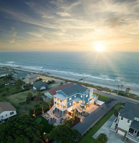 Beachfront Pool Outdoor Kitchen Firepit Putting Green in Folly Beach, United States