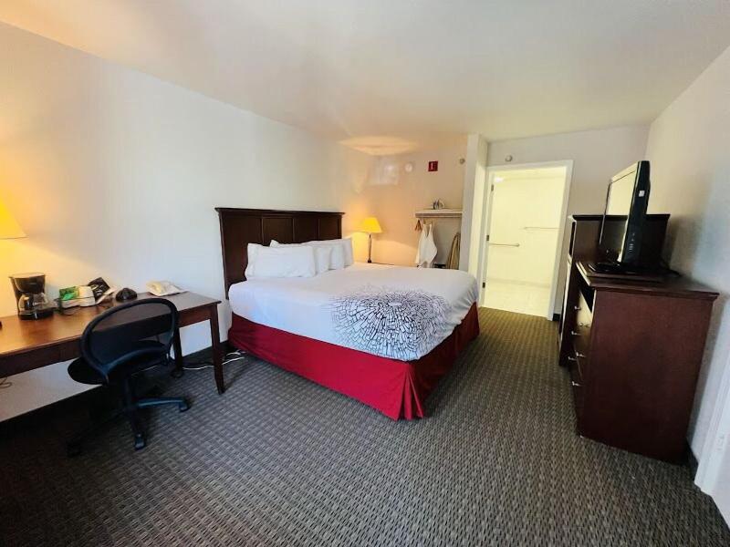 Celebrity Inn - photo 5