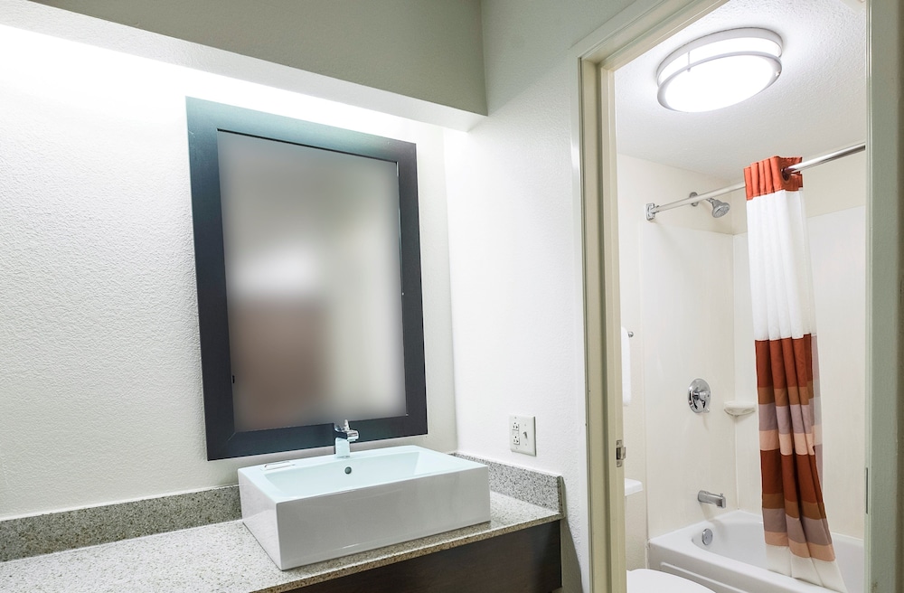 Red Roof Inn Toledo University - photo 20