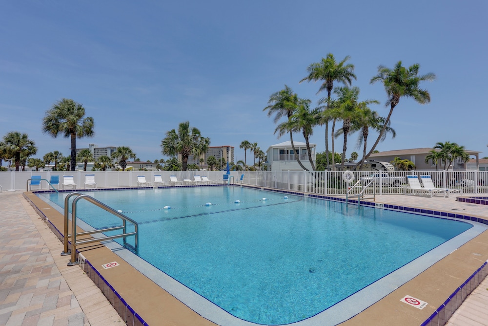 Pool Access Walk to Beach Cozy Jensen Beach Home — 4-Star Luxury Hotel in Jensen Beach, United States
