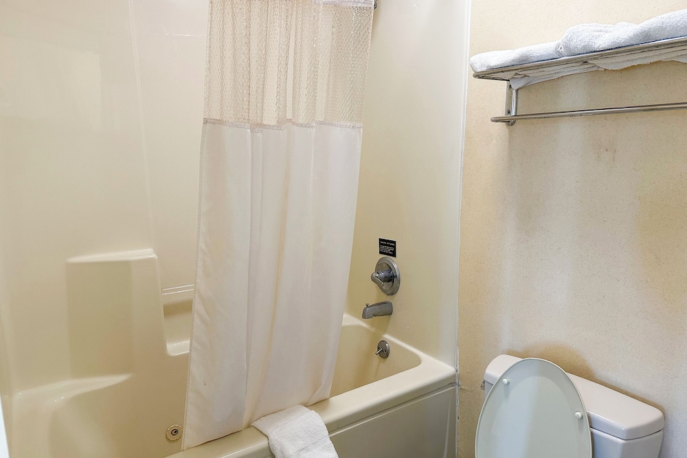Bonita Lakes Inn by Capital O Meridian I20 - photo 47