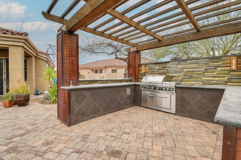 Luxe Couples Retreat with Pool and Outdoor Kitchen — 4-Star Luxury Hotel in Phoenix, United States