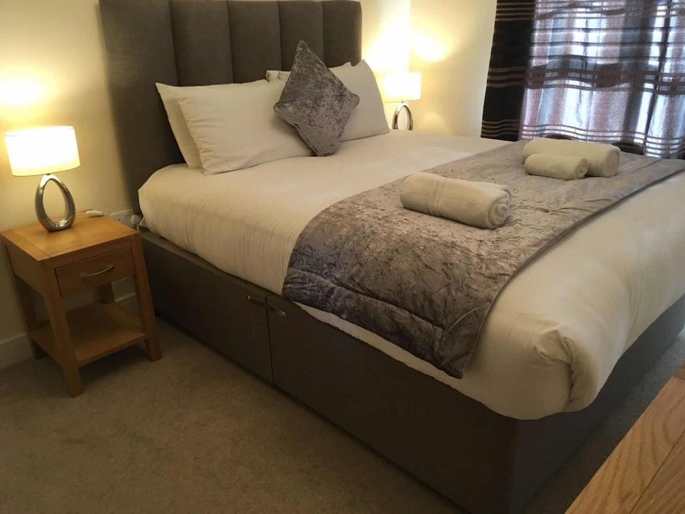 Blue sky at Wallis square — 4-Star Luxury Hotel in Farnborough, United Kingdom