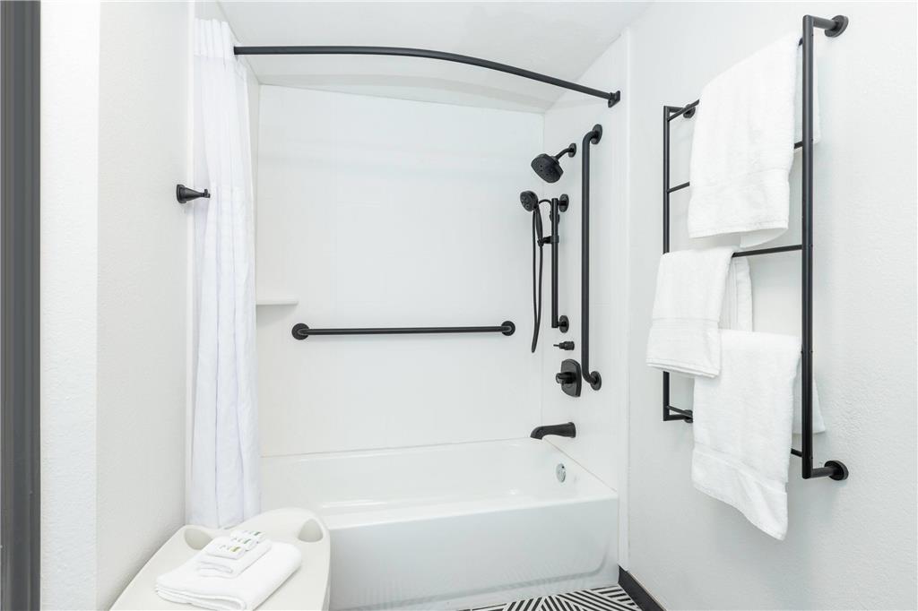 La Quinta Inn & Suites by Wyndham Sherman - photo 33
