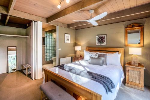 Coastal Couple Retreat Gas Log Fireplace Sleeps 2 Ocean Grove in Ocean Grove, Australia