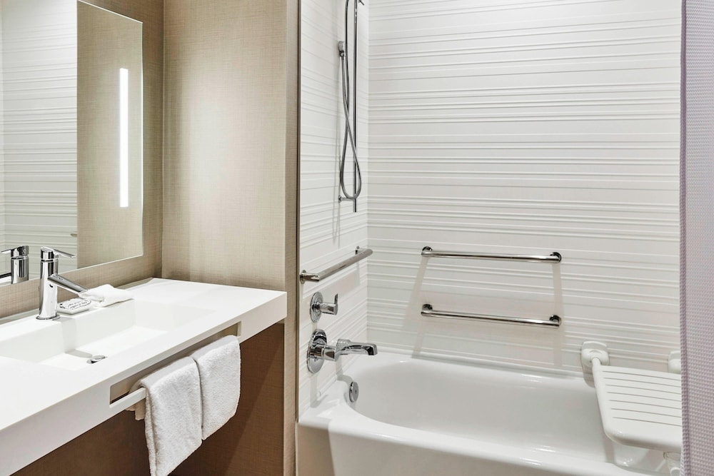 AC Hotel by Marriott Cincinnati at The Banks - photo 31