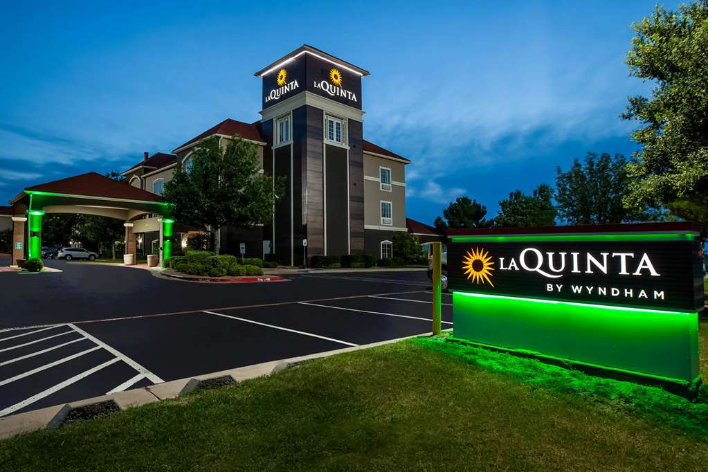 La Quinta Inn & Suites by Wyndham Lubbock North - photo 2