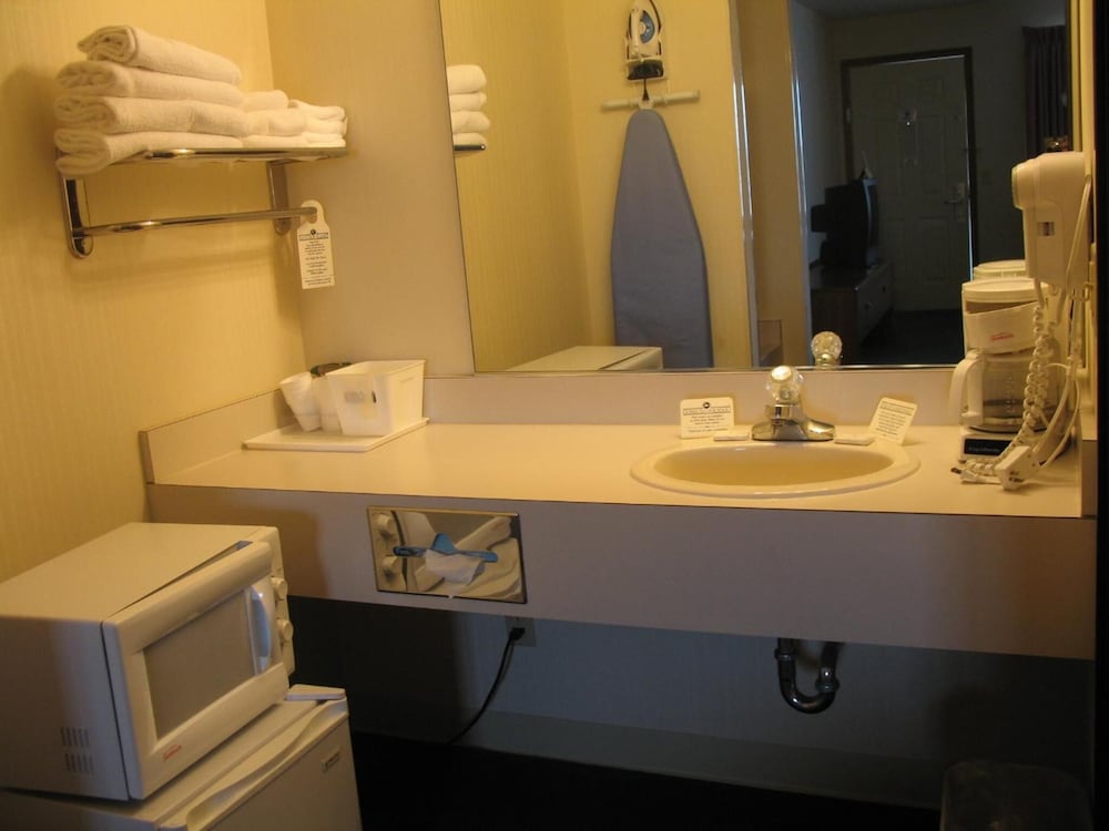 Great Lakes Inn - photo 18