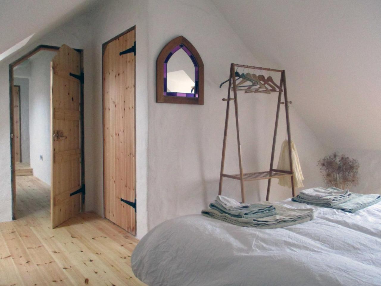 The Workshop Eco Cottage by the Coastal Path — 4-Star Luxury Hotel in Goodwick, United Kingdom