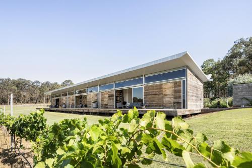 The Longhouse Suite 1 — 4-Star Luxury Hotel in Pokolbin, Australia