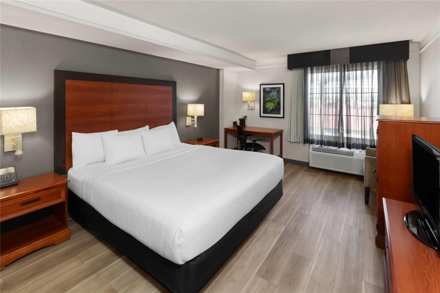 La Quinta Inn & Suites by Wyndham San Antonio Airport - photo 25
