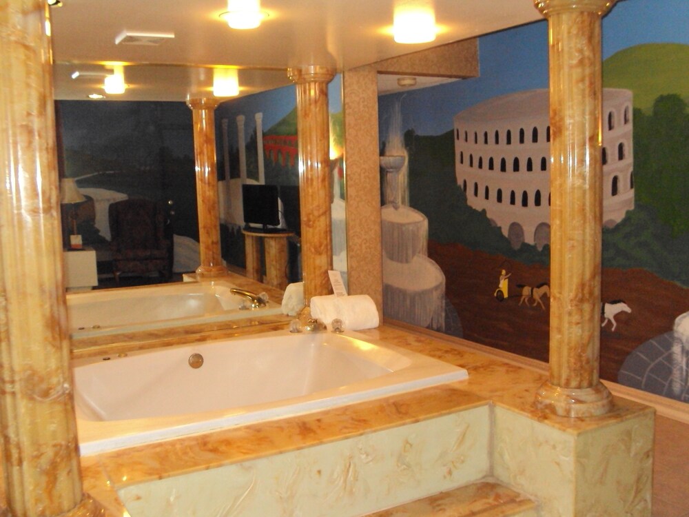 Red Carpet Inn And Fantasuite Hotel - photo 44